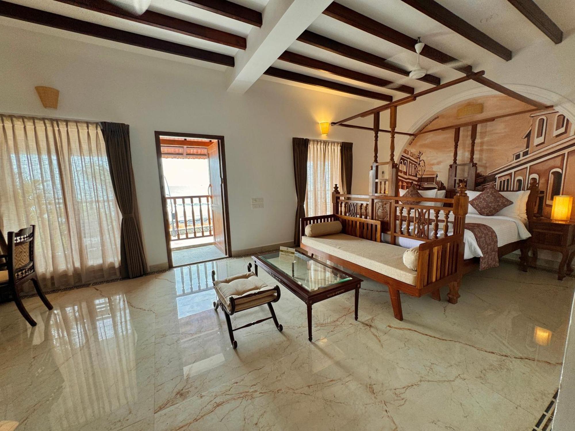 La Plage Seaview Suites Pondicherry Exteriör bild