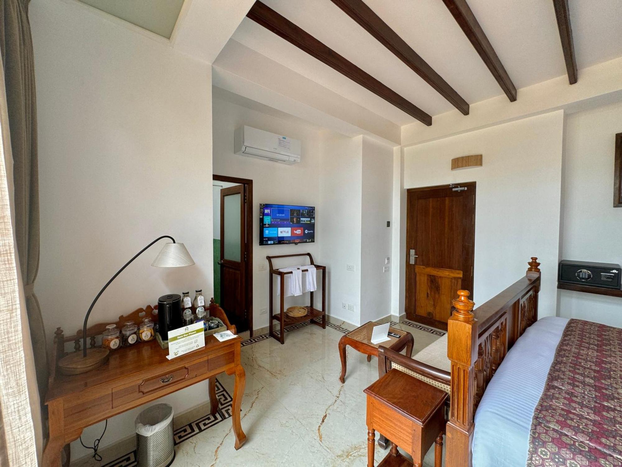 La Plage Seaview Suites Pondicherry Exteriör bild