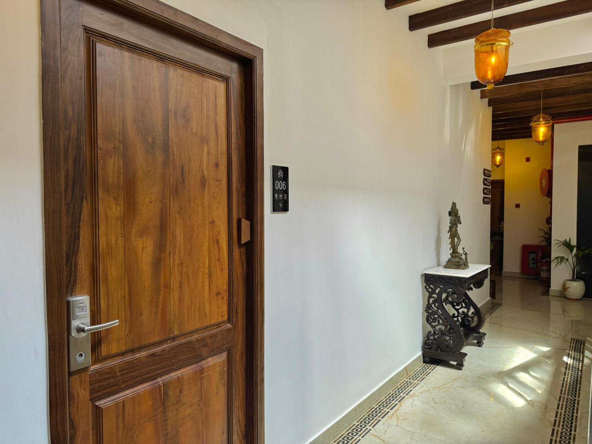 La Plage Seaview Suites Pondicherry Exteriör bild