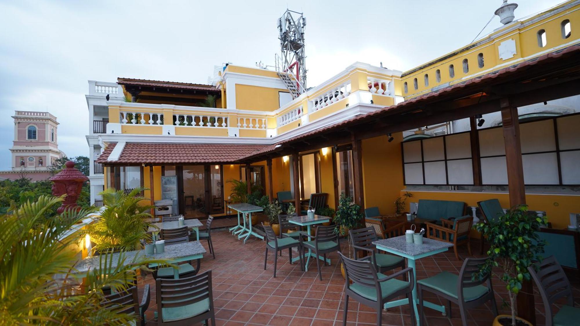 La Plage Seaview Suites Pondicherry Exteriör bild