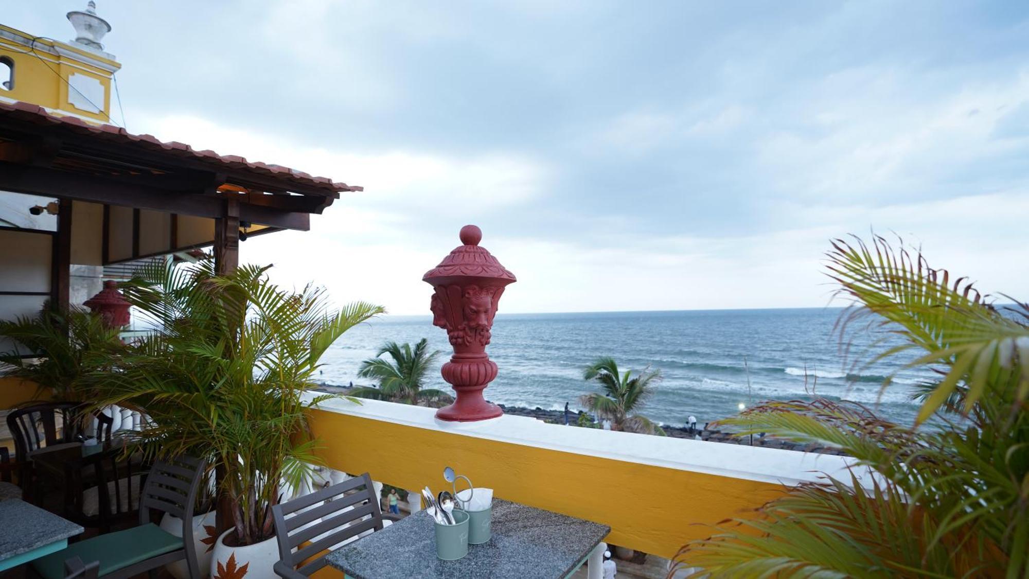 La Plage Seaview Suites Pondicherry Exteriör bild
